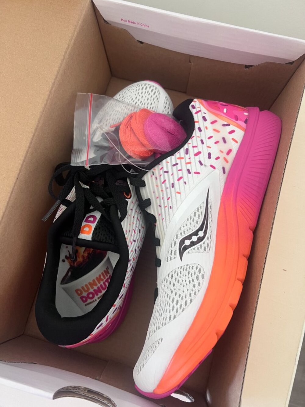 Women's Saucony Kinvara 9 Dunkin' Donuts Boston Sneakers Size 9 - Picture 3 of 5